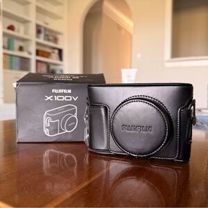 Fujifilm X100V & X100VI Leather Camera Case Black (LC-X100V)